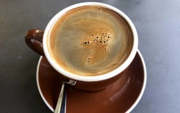 Uống cà phê trước khi ngủ trưa, hiệu quả bất ngờ? Chuyên gia Pháp nêu lý do ít người biết
