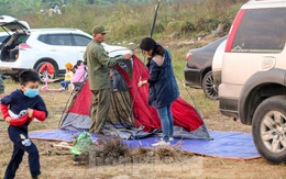 Người dân Thủ đô rủ nhau cắm trại dưới chân cầu Vĩnh Tuy dịp nghỉ lễ