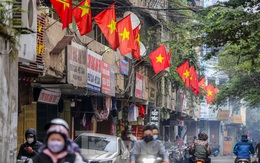 Phố phường Hà Nội đỏ thắm màu cờ ngày 29 Tết