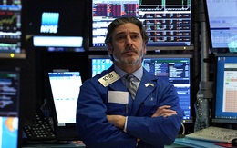 Nhà đầu tư chuẩn bị tinh thần Fed sẽ nâng lãi suất, Dow Jones giảm 400 điểm