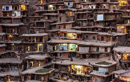 Ngôi làng độc nhất vô nhị: Mái nhà trở thành đường đi lại của cư dân