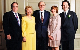Sống cùng nhà mà các con của tỷ phú Warren Buffett ngoài 20 tuổi mới biết cha mình giàu