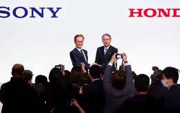 Chiến lược 'buôn vũ khí' đỉnh cao của Sony: Biết không đấu lại Apple vẫn làm điện thoại, sau Tesla 18 năm vẫn tự tin sản xuất ô tô