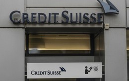 Credit Suisse sau 1 tuần đầy trắc trở: Khách hàng giàu có sợ hãi đòi rút tiền, các đối thủ 'thừa nước đục thả câu'