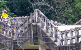 'Nín thở' đi qua từng nhịp trên cây cầu cũ nát ở Bình Định