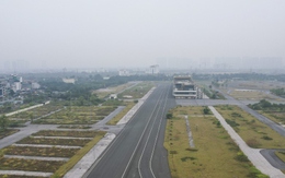 Đường đua F1 ở Hà Nội bị bỏ hoang, cỏ dại và rác thải đua nhau chiếm chỗ