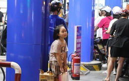 Trẻ em "vạ vật" chờ cha mẹ xếp hàng mua xăng lúc nửa đêm