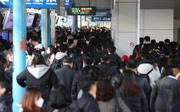 Hàn Quốc chật vật giải quyết tình trạng quá tải trên tàu điện ngầm