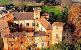 Ngạc nhiên cuộc sống "cổ tích" trong lâu đài 900 tuổi nước Ý: Có 45 phòng, gia đình mất 2 tiếng để gặp nhau