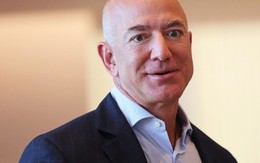 Sở hữu sàn thương mại lớn nhất thế giới nhưng tỷ phú Jeff Bezos khuyên người tiêu dùng hạn chế mua sắm, cần làm ngay một việc