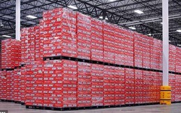 Cận cảnh “núi” bia Budweiser bị bỏ xó vì lệnh cấm của nước chủ nhà World Cup