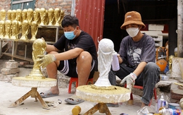 Ảnh: Ngắm những chiếc cúp vàng World Cup ''made in Việt Nam" của nghệ nhân Bát Tràng