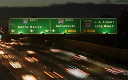 Tại sao biển báo hiệu trên cao tốc lại có màu xanh lá?