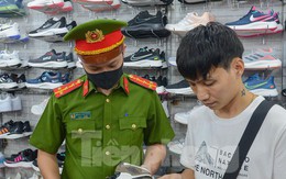 'Hàng hiệu 200k', giày Nike vài trăm nghìn đồng tại chợ đêm phố đi bộ Hà Nội