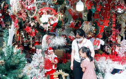 Hà Nội: Phố Hàng Mã "lên đồ" trang trí Giáng sinh lung linh sắc màu