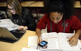 Có nên cấm học sinh mang điện thoại di động đến trường?