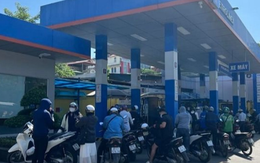 Người dân phải xếp hàng dài chờ đổ xăng, Petrolimex thông báo bán hàng 24/24 trên địa bàn Hà Nội