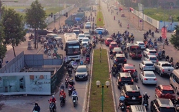 Đoạn đường dài 300m ở Hà Nội có tới 9 "lô cốt" gây cản trở giao thông