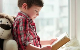 Nhờ cha mẹ chịu khó làm 1 điều, cậu bé 8 tuổi nhất quyết đọc sách vào buổi sáng trong hơn 400 ngày