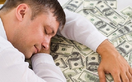 Chàng trai 28 tuổi kiếm được hơn 800 triệu đồng mỗi tháng nhờ công việc nằm ngủ cho người khác xem