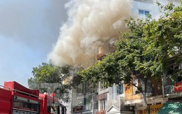 Đang cháy lớn trên phố Hà Nội, khói bốc nghi ngút, người dân ôm tài sản bỏ chạy