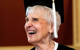 Người phụ nữ 90 tuổi nhận bằng tốt nghiệp sau 7 thập kỷ vào đại học, lý do phải đợi chính là vì... tình yêu