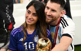 Khoảnh khắc tình nhất World Cup 2022: Messi hạnh phúc ôm vợ và cúp vàng thế giới vào lòng