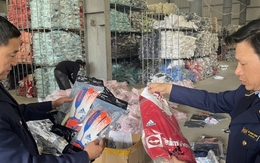 Hà Nội: Phát hiện kho chứa 30.000 bộ quần áo adidas, Nike giá 55.000 đồng/bộ