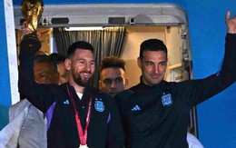 Biển người đón Messi và đồng đội mang cúp vàng về Argentina giữa đêm muộn