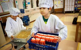 Nhìn cách trẻ em Nhật ăn một bữa cơm mới thấy: Đây là sự khác biệt ngay từ vạch xuất phát