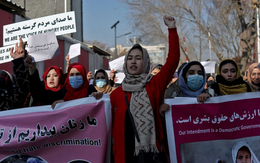 Lệnh cấm nữ giới học đại học ở Afghanistan: Có người mất 3 năm thuyết phục cha cho đi học nhưng giờ cánh cửa đóng sập trước mắt
