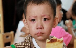 Cậu bé 8 tuổi thường xuyên chớp mắt, nhún vai, bố mẹ đưa đi khám thì bật khóc nức nở khi nghe nguyên nhân con mắc bệnh