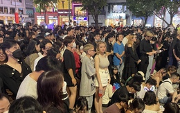 Hàng nghìn người chen chúc, xếp hàng chật kín Phố đi bộ Nguyễn Huệ chờ xem countdown chào năm mới 2023
