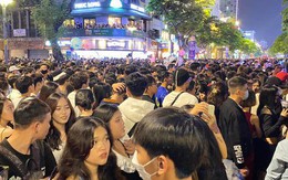 Không khí tối Hà Nội ngày 31/12: Hàng loạt quán xá, trung tâm thương mại đông đúc người đi chơi, ăn mừng chào đón năm mới