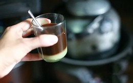 Du khách người Úc bất ngờ khi thử cách pha cà phê đặc biệt tại Việt Nam