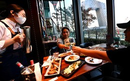 Nhà hàng Trung Quốc khôi phục hoạt động: Người dân nô nức đi ăn cho thỏa cơn thèm, có nơi doanh thu ngày đầu tiên gấp đôi ngày bình thường