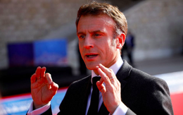 Tổng thống Pháp quyết định phát miễn phí bao cao su cho tất cả người trẻ