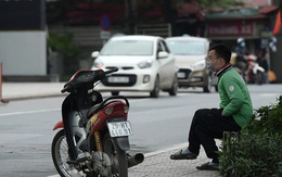 Nhiều tài xế công nghệ ở Hà Nội vẫn "ngồi chơi" vì vắng khách trong những ngày đầu được chạy trở lại
