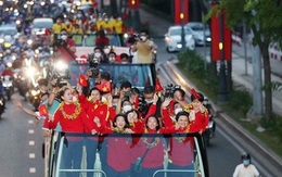 Xúc động khoảnh khắc đội tuyển nữ Việt Nam diễu hành trên chiếc xe buýt 2 tầng trong tiếng hò reo của người hâm mộ