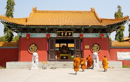 Chối bỏ văn hoá làm việc 996, một bộ phận giới trẻ Trung Quốc lên chùa làm việc