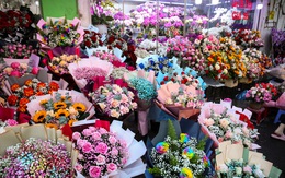 Giá hoa hồng tăng đến... 400% dịp Valentine, chủ shop ở TP.HCM vui mừng vì bó hoa 7 triệu vẫn có khách "chốt đơn"