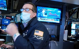 Niềm vui ngắn chẳng tày gang: Dow Jones mất hơn 350 điểm không lâu sau khi mở cửa, kết phiên giảm mất mát