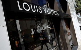Có nên mua cổ phiếu LVMH Moet Hennessy Louis Vuitton không