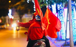 CĐV đổ xuống đường ăn mừng chiến thắng của đội tuyển Việt Nam