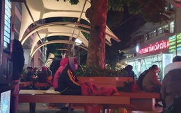 Cảnh người nhà bệnh nhân vạ vật trong đêm lạnh thấu xương ở Hà Nội