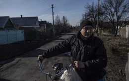 Cuộc sống của những người sống gần biên giới Nga - Ukraine: Không biết nơi nào là nhà, bất lực với những dự định tiêu tan vì pháo bom