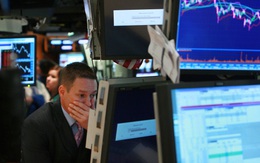 Dow Jones có lúc mất hơn 800 điểm, nhà đầu tư tận dụng cơ hội bắt đáy