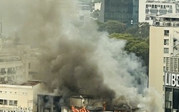 CLIP: Đang cháy lớn ở một tòa nhà trung tâm TP HCM
