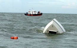 Nóng: Chìm cano chở hơn 20 khách ở biển Cửa Đại, "nhiều khả năng có thương vong"