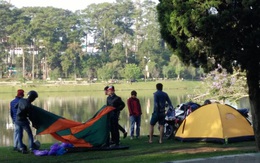 Nhà nghỉ cháy phòng, du khách dựng lều ngủ bên hồ Xuân Hương: "Sắp đóng băng luôn"